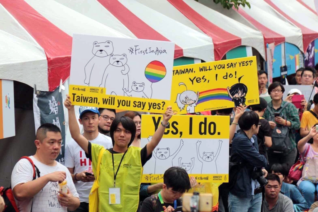 :el;.e People hold up banners calling for Taiwan to legalize same-sex marriage