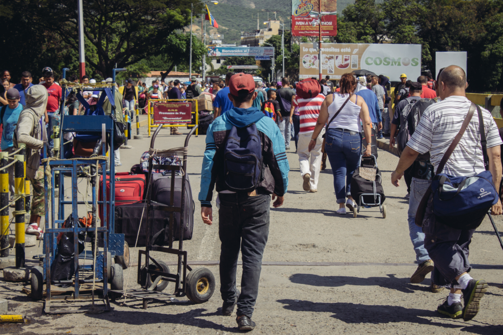 Venezuelan migrants crossing the international bridge "Simón Bolivar" in Cucuta, Colombia, with all their belongings.